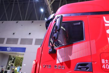 �������ҽ�ʨ ���ذ� 12.8L LNG 520���� 6X4 ��ʿ��12�� ǣ����ͼƬ