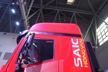 �������ҽ�ʨ ���ذ� 12.8L LNG 520���� 6X4 ��ʿ��12�� ǣ����ͼƬ