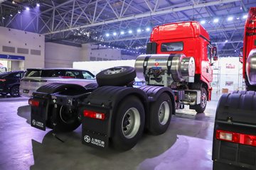 �������ҽ�ʨ ���ذ� 12.8L LNG 520���� 6X4 ��ʿ��12�� ǣ����ͼƬ