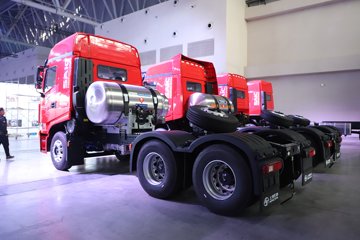 �������ҽ�ʨ ���ذ� 12.8L LNG 520���� 6X4 ��ʿ��12�� ǣ����ͼƬ