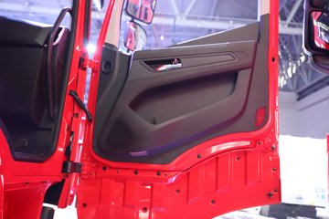 �������ҽ�ʨ ���ذ� 12.8L LNG 520���� 6X4 ��ʿ��12�� ǣ����ͼƬ