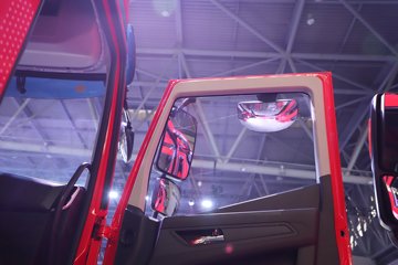 �������ҽ�ʨ ���ذ� 12.8L LNG 520���� 6X4 ��ʿ��12�� ǣ����ͼƬ