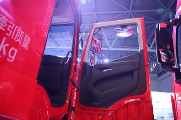 �������ҽ�ʨ ���ذ� 12.8L LNG 520���� 6X4 ��ʿ��12�� ǣ����ͼƬ