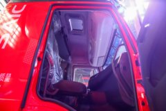 上汽红岩杰狮 标载版 12.8L LNG 520马力 6X4 法士特12档 牵引车 上汽红岩杰狮 标载版 12.8L LNG 520马力 6X4 法士特12档 牵引车