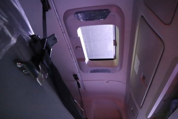 �������ҽ�ʨ ���ذ� 12.8L LNG 520���� 6X4 ��ʿ��12�� ǣ����ͼƬ