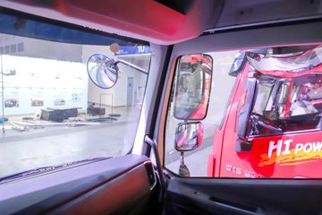 �������ҽ�ʨ ���ذ� 12.8L LNG 520���� 6X4 ��ʿ��12�� ǣ����ͼƬ