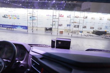 �������ҽ�ʨ ���ذ� 12.8L LNG 520���� 6X4 ��ʿ��12�� ǣ����ͼƬ