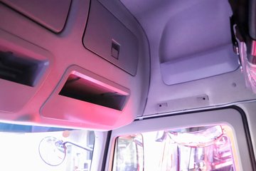 �������ҽ�ʨ ���ذ� 12.8L LNG 520���� 6X4 ��ʿ��12�� ǣ����ͼƬ