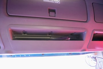 �������ҽ�ʨ ���ذ� 12.8L LNG 520���� 6X4 ��ʿ��12�� ǣ����ͼƬ