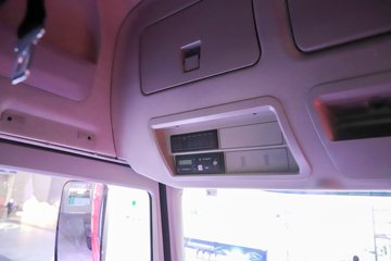 �������ҽ�ʨ ���ذ� 12.8L LNG 520���� 6X4 ��ʿ��12�� ǣ����ͼƬ