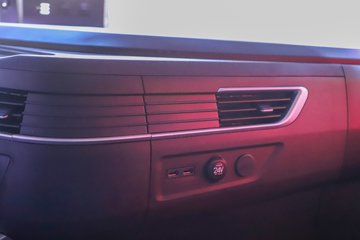 �������ҽ�ʨ ���ذ� 12.8L LNG 520���� 6X4 ��ʿ��12�� ǣ����ͼƬ