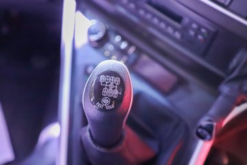 �������ҽ�ʨ ���ذ� 12.8L LNG 520���� 6X4 ��ʿ��12�� ǣ����ͼƬ