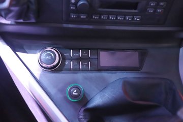 �������ҽ�ʨ ���ذ� 12.8L LNG 520���� 6X4 ��ʿ��12�� ǣ����ͼƬ