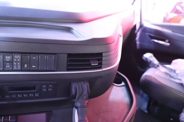 �������ҽ�ʨ ���ذ� 12.8L LNG 520���� 6X4 ��ʿ��12�� ǣ����ͼƬ