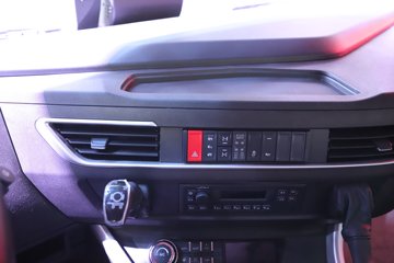 �������ҽ�ʨ ���ذ� 12.8L LNG 520���� 6X4 ��ʿ��12�� ǣ����ͼƬ