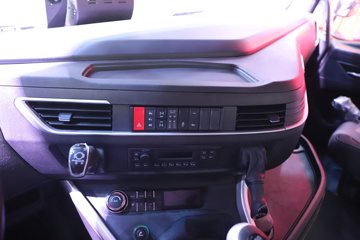 �������ҽ�ʨ ���ذ� 12.8L LNG 520���� 6X4 ��ʿ��12�� ǣ����ͼƬ