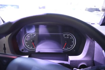 �������ҽ�ʨ ���ذ� 12.8L LNG 520���� 6X4 ��ʿ��12�� ǣ����ͼƬ