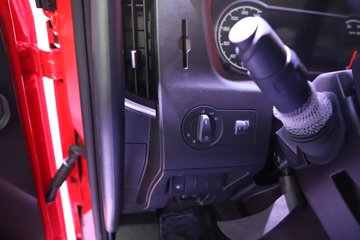 �������ҽ�ʨ ���ذ� 12.8L LNG 520���� 6X4 ��ʿ��12�� ǣ����ͼƬ