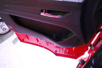 �������ҽ�ʨ ���ذ� 12.8L LNG 520���� 6X4 ��ʿ��12�� ǣ����ͼƬ