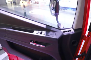 �������ҽ�ʨ ���ذ� 12.8L LNG 520���� 6X4 ��ʿ��12�� ǣ����ͼƬ