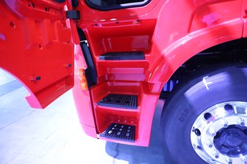 �������ҽ�ʨ ���ذ� 12.8L LNG 520���� 6X4 ��ʿ��12�� ǣ����ͼƬ