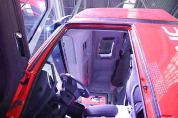 �������ҽ�ʨ ���ذ� 12.8L LNG 520���� 6X4 ��ʿ��12�� ǣ����ͼƬ