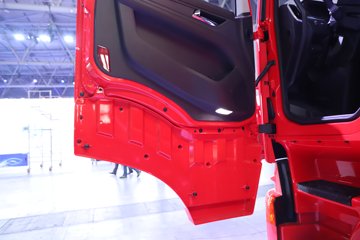 �������ҽ�ʨ ���ذ� 12.8L LNG 520���� 6X4 ��ʿ��12�� ǣ����ͼƬ