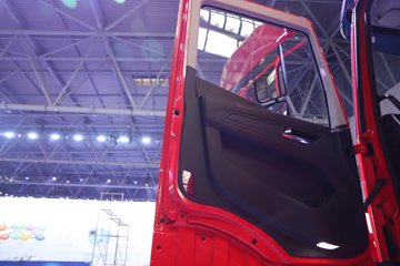 �������ҽ�ʨ ���ذ� 12.8L LNG 520���� 6X4 ��ʿ��12�� ǣ����ͼƬ