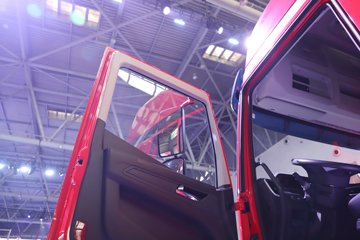 �������ҽ�ʨ ���ذ� 12.8L LNG 520���� 6X4 ��ʿ��12�� ǣ����ͼƬ