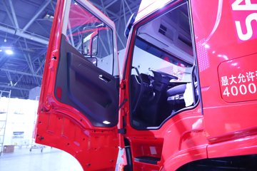 �������ҽ�ʨ ���ذ� 12.8L LNG 520���� 6X4 ��ʿ��12�� ǣ����ͼƬ