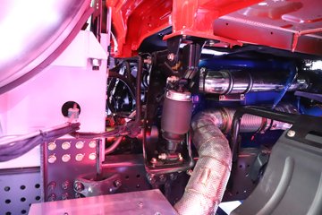 �������ҽ�ʨ ���ذ� 12.8L LNG 520���� 6X4 ��ʿ��12�� ǣ����ͼƬ