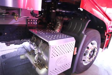 �������ҽ�ʨ ���ذ� 12.8L LNG 520���� 6X4 ��ʿ��12�� ǣ����ͼƬ