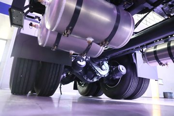 �������ҽ�ʨ ���ذ� 12.8L LNG 520���� 6X4 ��ʿ��12�� ǣ����ͼƬ