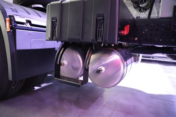 �������ҽ�ʨ ���ذ� 12.8L LNG 520���� 6X4 ��ʿ��12�� ǣ����ͼƬ