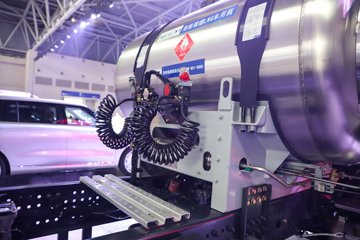 �������ҽ�ʨ ���ذ� 12.8L LNG 520���� 6X4 ��ʿ��12�� ǣ����ͼƬ