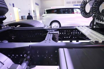 �������ҽ�ʨ ���ذ� 12.8L LNG 520���� 6X4 ��ʿ��12�� ǣ����ͼƬ