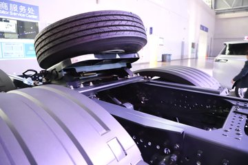 �������ҽ�ʨ ���ذ� 12.8L LNG 520���� 6X4 ��ʿ��12�� ǣ����ͼƬ