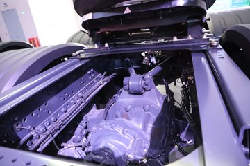 �������ҽ�ʨ ���ذ� 12.8L LNG 520���� 6X4 ��ʿ��12�� ǣ����ͼƬ