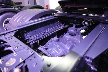 �������ҽ�ʨ ���ذ� 12.8L LNG 520���� 6X4 ��ʿ��12�� ǣ����ͼƬ