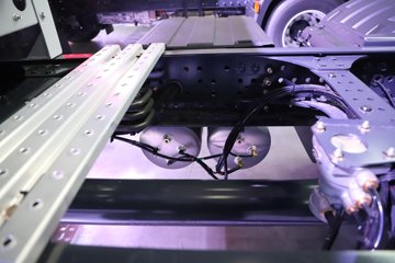 �������ҽ�ʨ ���ذ� 12.8L LNG 520���� 6X4 ��ʿ��12�� ǣ����ͼƬ