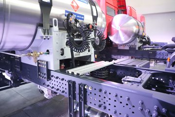 �������ҽ�ʨ ���ذ� 12.8L LNG 520���� 6X4 ��ʿ��12�� ǣ����ͼƬ