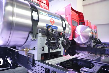 �������ҽ�ʨ ���ذ� 12.8L LNG 520���� 6X4 ��ʿ��12�� ǣ����ͼƬ