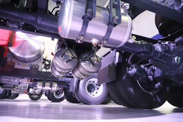 �������ҽ�ʨ ���ذ� 12.8L LNG 520���� 6X4 ��ʿ��12�� ǣ����ͼƬ