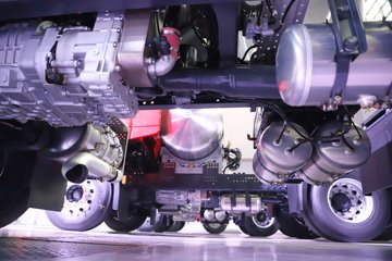 �������ҽ�ʨ ���ذ� 12.8L LNG 520���� 6X4 ��ʿ��12�� ǣ����ͼƬ