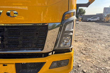 ����HOWOͳ˧ 170���� 4X2 ��ʿ��8�� ���ϳ�(��������)ͼƬ