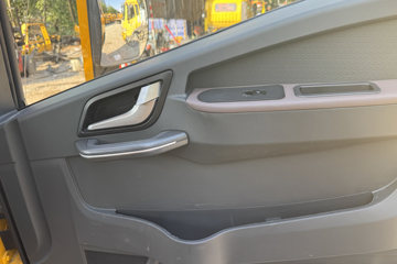 ����HOWOͳ˧ 170���� 4X2 ��ʿ��8�� ���ϳ�(��������)ͼƬ