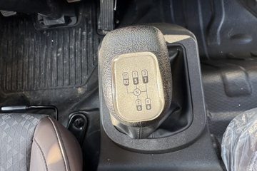 ����HOWOͳ˧ 170���� 4X2 ��ʿ��8�� ���ϳ�(��������)ͼƬ