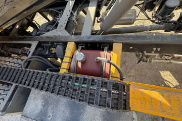 ����HOWOͳ˧ 170���� 4X2 ��ʿ��8�� ���ϳ�(��������)ͼƬ