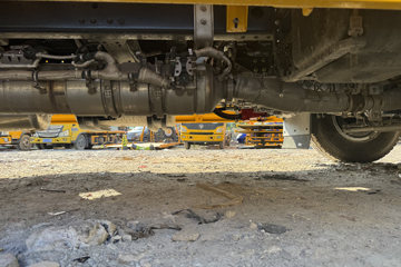 ����HOWOͳ˧ 170���� 4X2 ��ʿ��8�� ���ϳ�(��������)ͼƬ