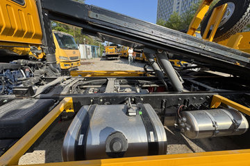 ����HOWOͳ˧ 170���� 4X2 ��ʿ��8�� ���ϳ�(��������)ͼƬ